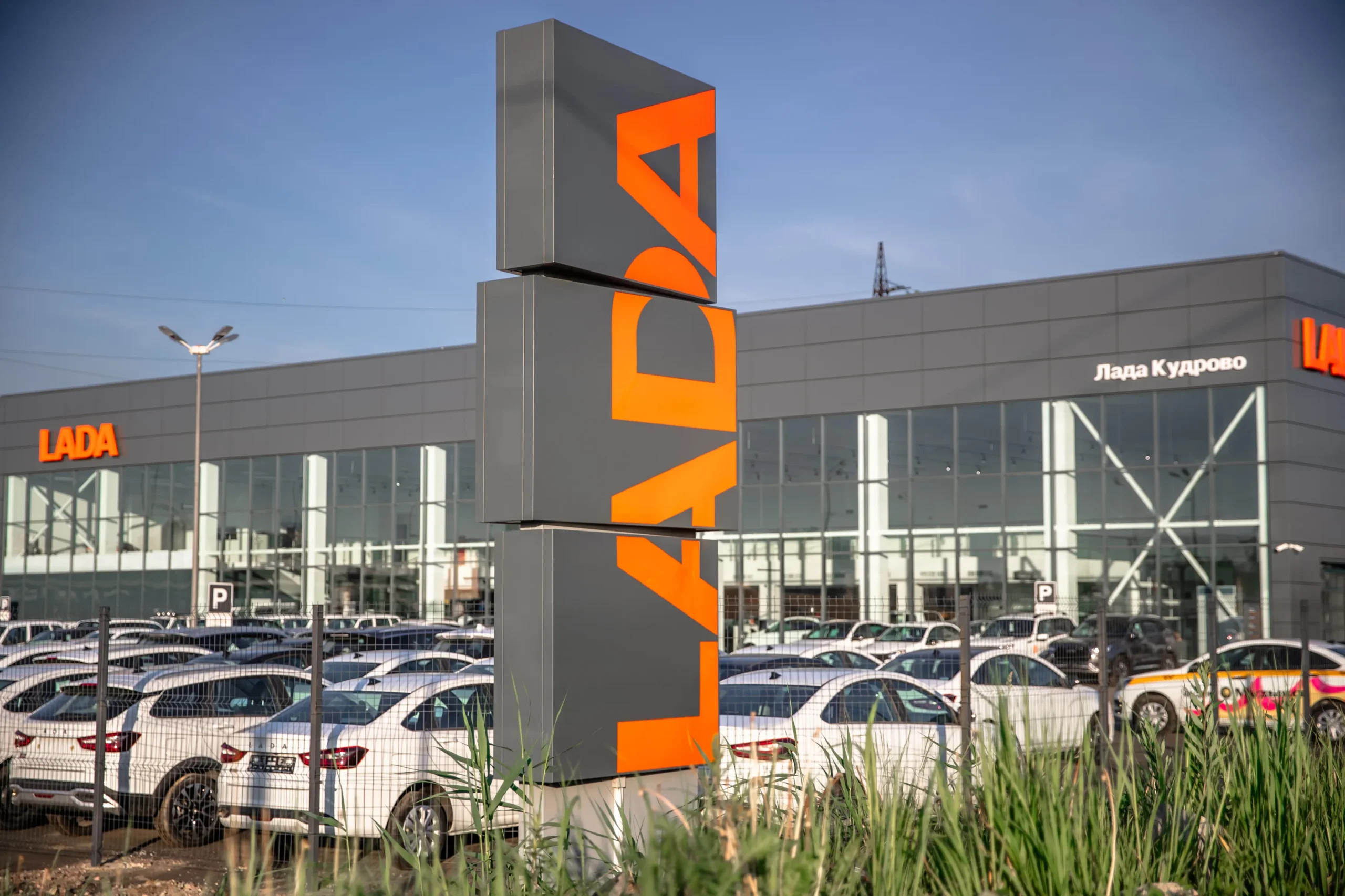 Покупка новой LADA у официального дилера: преимущества и условия