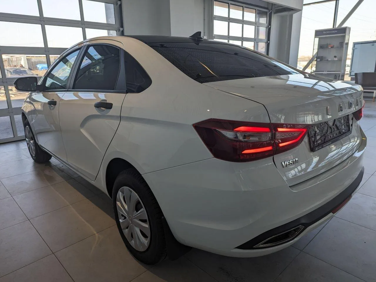 LADA (ВАЗ) Vesta Комфорт I Рестайлинг (NG), седан, цвет белый — 1 581 000 ₽ — изображение 3